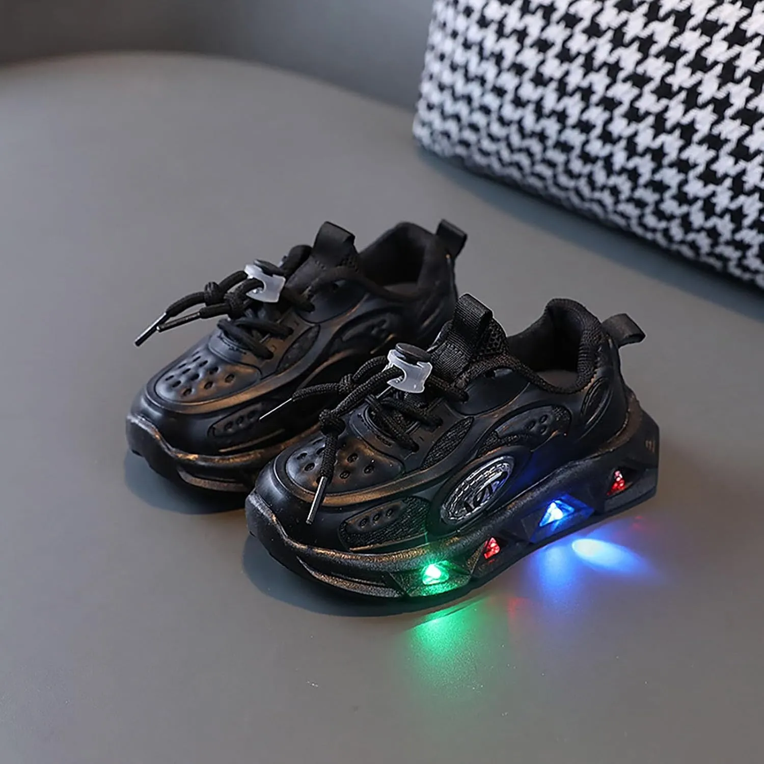 Girls Light Up Shoes Lac Up Non-Slip Luminous Shoes Low Top Mesh Lightweight Casual Sneaker Led Casual Shoes